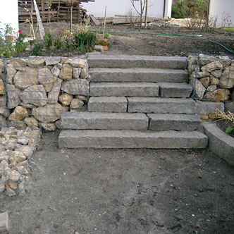 Steintreppe im Garten